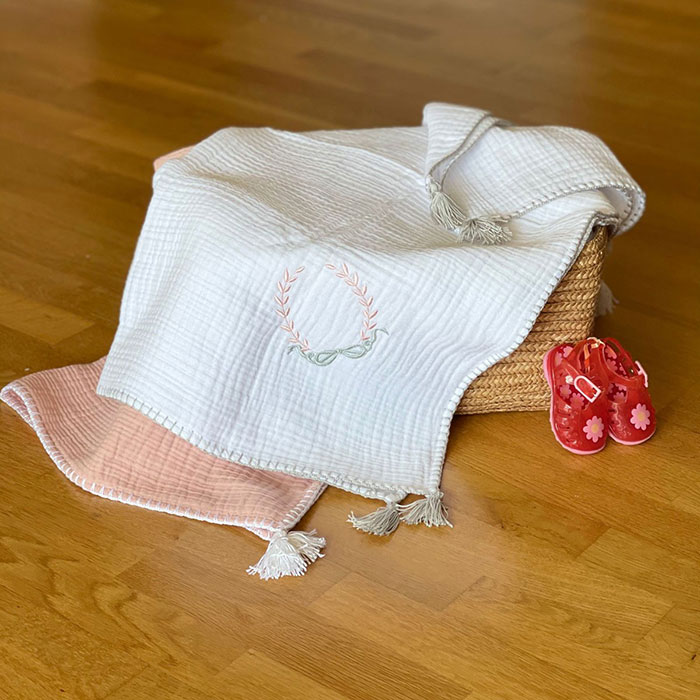 Olea Müslin Bebek Battaniyesi Beyaz Pembe Nakışlı